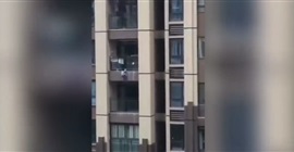 فيديو.. لقطات مروعة لسقوط طفل من الطابق الخامس