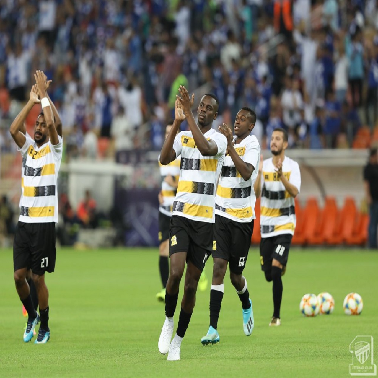 فيديو.. الجماهير تشعل أجواء مباراة الهلال والاتحاد