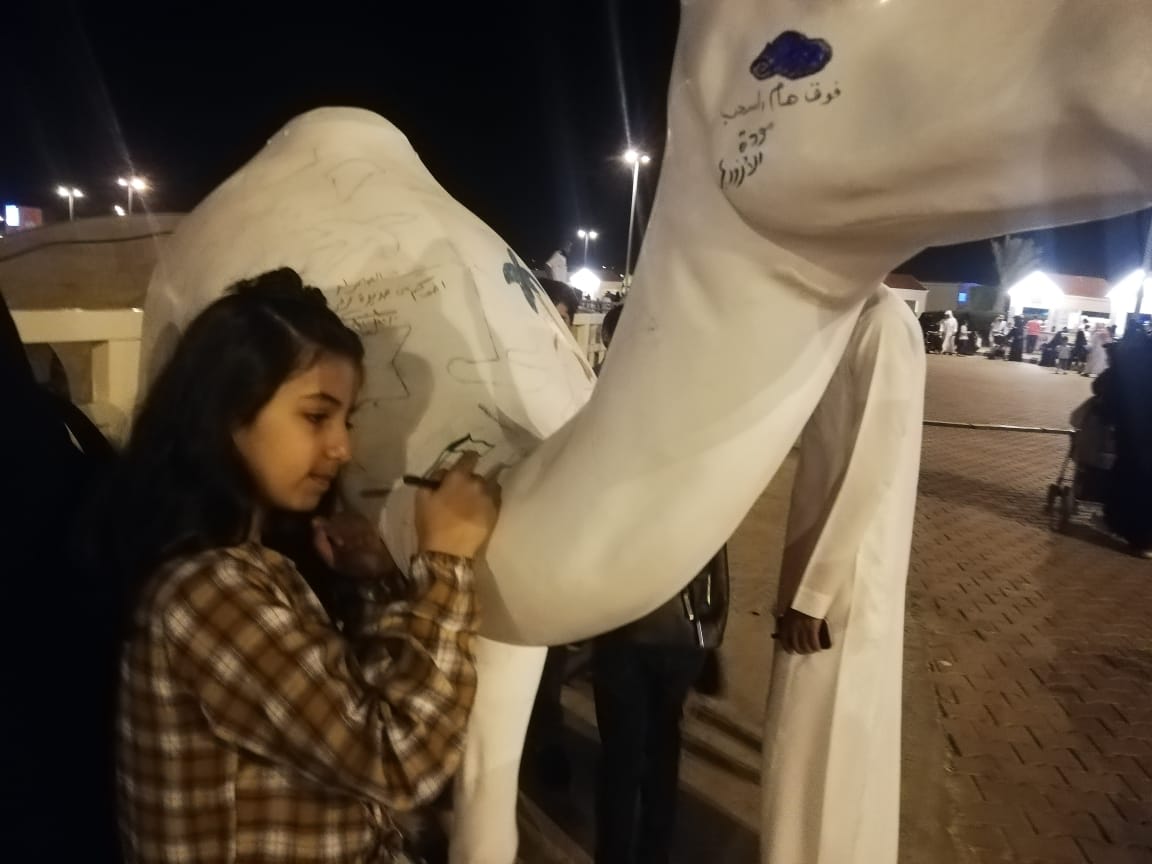 مجسمات الإبل في مهرجان ولي العهد للهجن تستقطب الأطفال