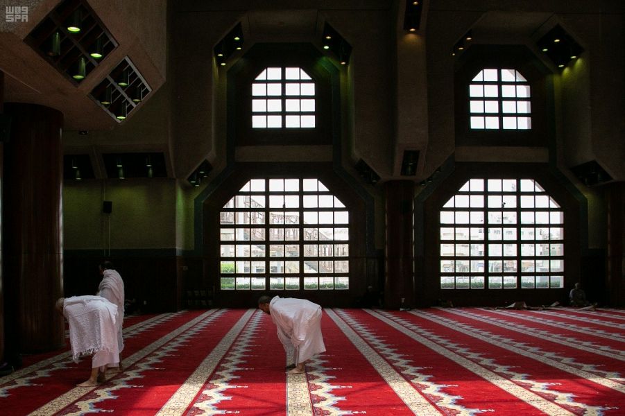 فيديو.. كيف يتم تعقيم مسجد التنعيم تزامنًا مع عودة العمرة؟