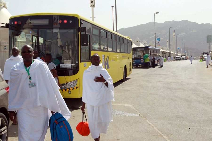 الحجاج يبدأون رحلتهم بالتصعيد إلى مشعر منى