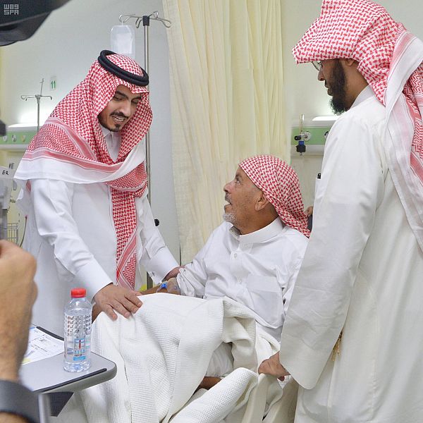 نائب أمير مكة يزور الحجاج المنومين في مستشفى الجسر