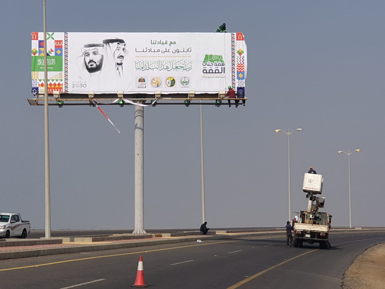 صور الملك سلمان وولي العهد تزين شوارع البرك