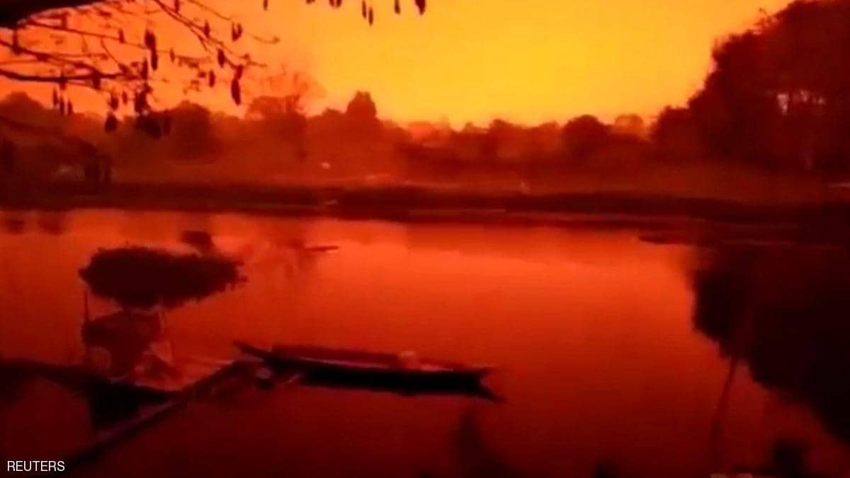 شاهد.. السماء الدموية في إندونيسيا بعد حرائق الغابات