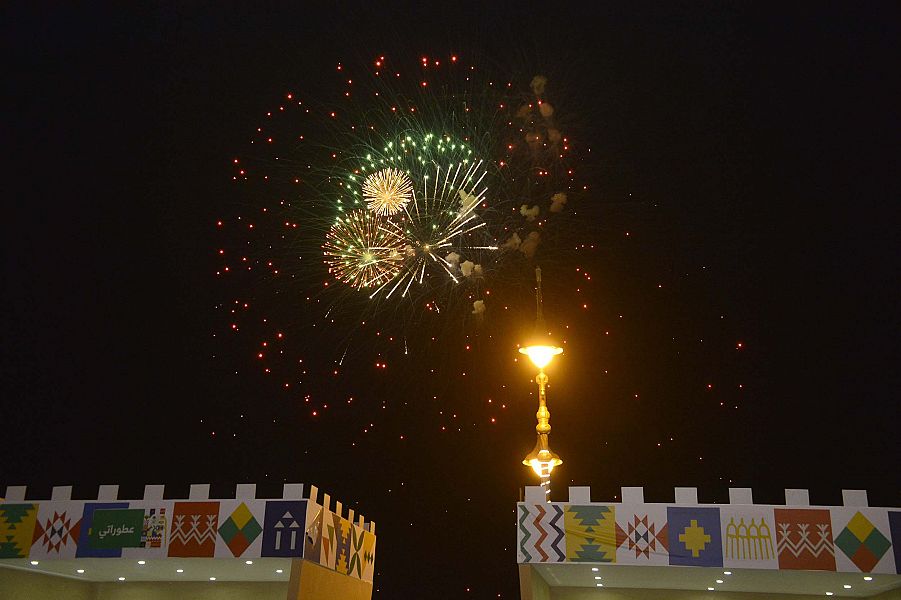 شاهد بالصور.. بالأعلام والألعاب النارية الترفيه تحتفل باليوم الوطني في عرعر