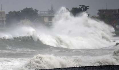 صور.. إعصار عنيف يضرب جنوب اليابان ويتسبب بانقطاع التيار الكهربائي
