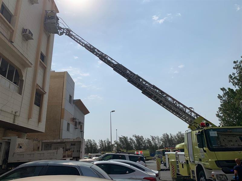 حريق يحتجز 5 أشخاص داخل مبنى في جدة