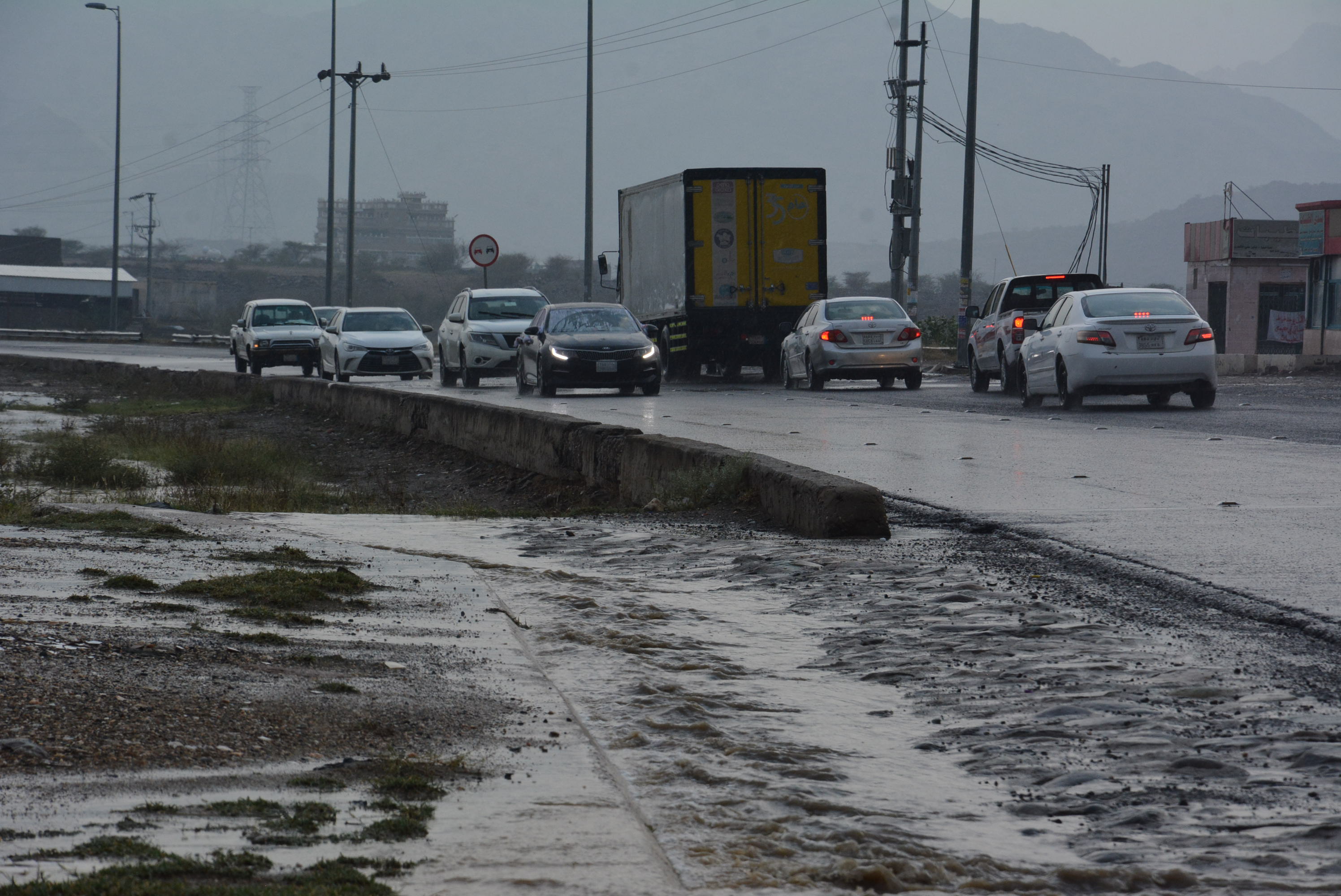 “المواطن” توثق بالصور.. أمطار متوسطة جنوب بارق تلطف الأجواء