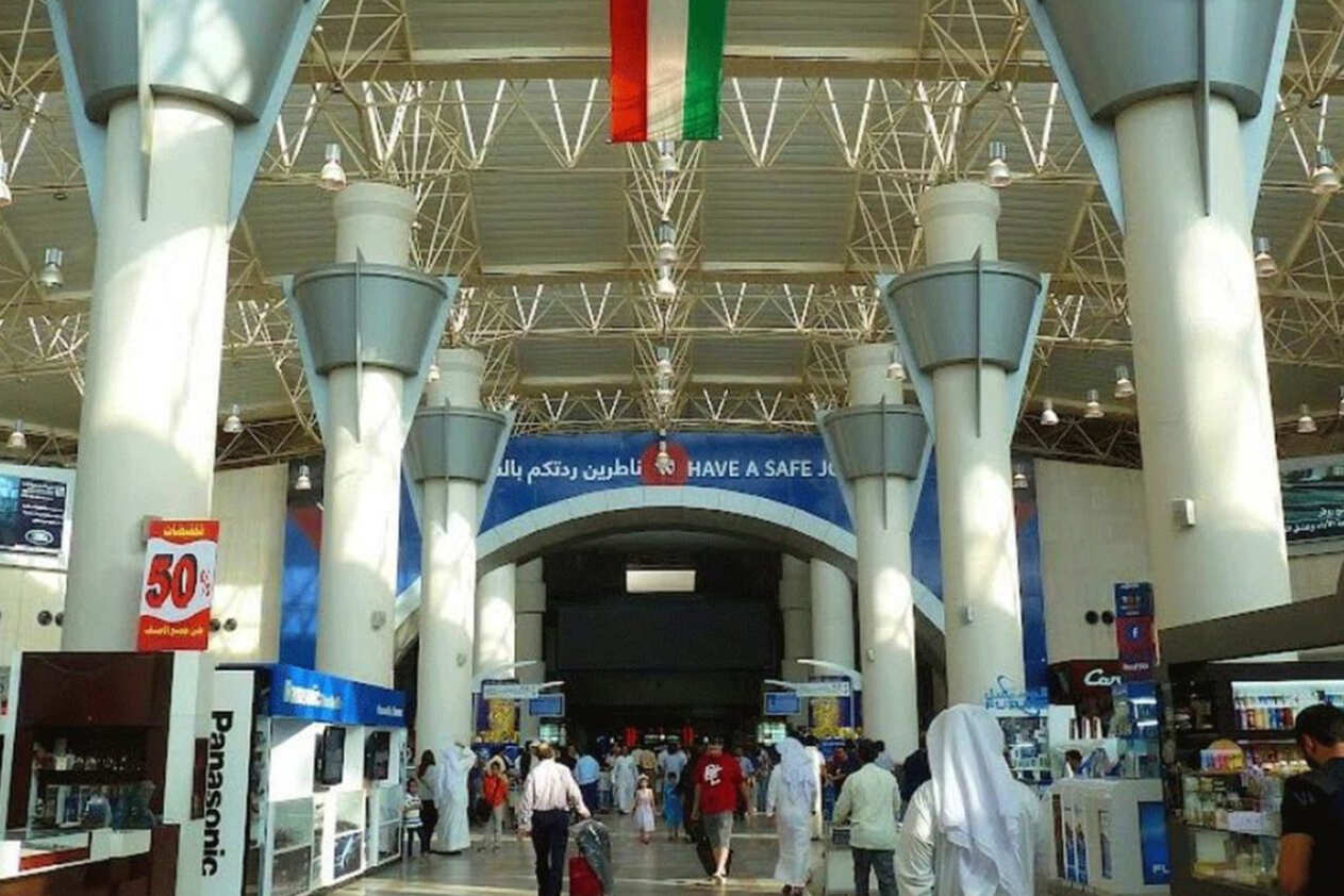 ضابطان يتبادلان اللكمات والضرب في مطار الكويت
