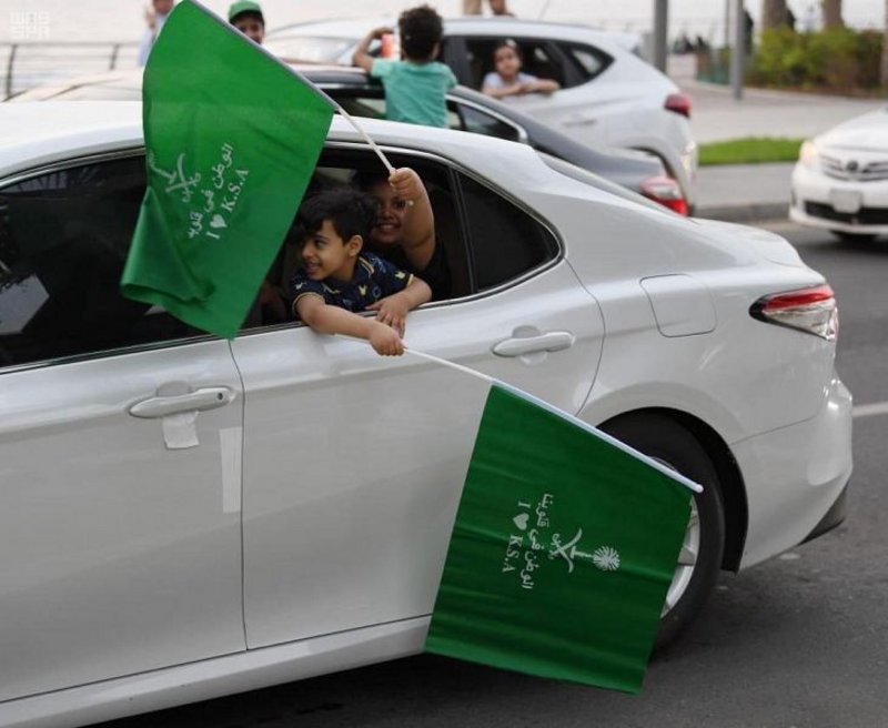 صور.. الواجهة البحرية قبلة أهالي جدة للاحتفال بيوم الوطن