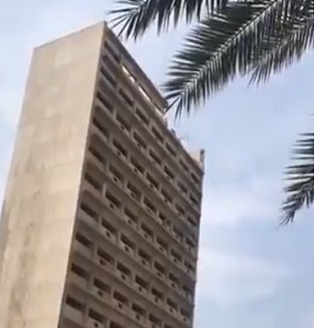 فيديو.. لحظة إزالة مبنى وزارة الإعلام القديم بجدة