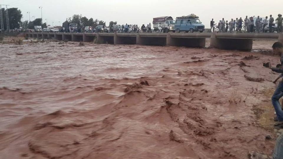 فيضانات تبتلع ملعب كرة قدم بالمغرب.. والحصيلة 8 قتلى