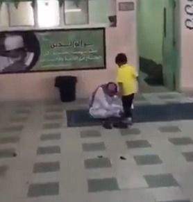 فيديو.. معلم يربط حذاء طالب ابتدائي بمشاعر أبوية