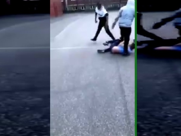 فيديو.. لحظة اعتداء طالبين على آخر بطريقة وحشية