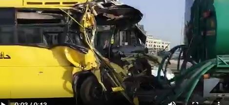 فيديو.. 19 إصابة في تصادم حافلة مدرسية مع صهريج مياه في دبي