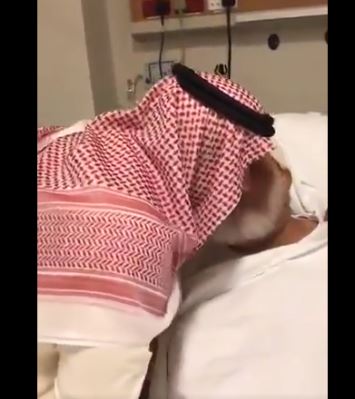 شاهد.. أمير الرياض يتفاعل بعفوية مع أحد المرضى ويعده بزيارة أخرى