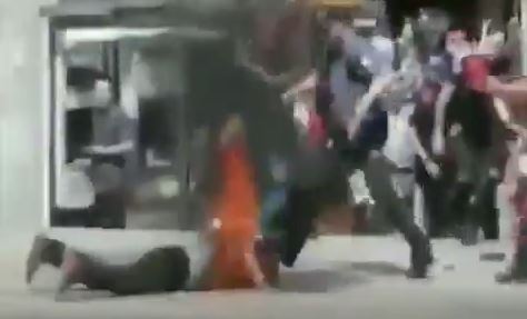 فيديو.. رجل تركي يضرم النار في نفسه : عاطل وجائع أطالب بالعدالة