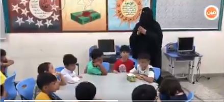 فيديو.. معلمة تدرس ولديها في الصفوف الأولية بعد الدمج