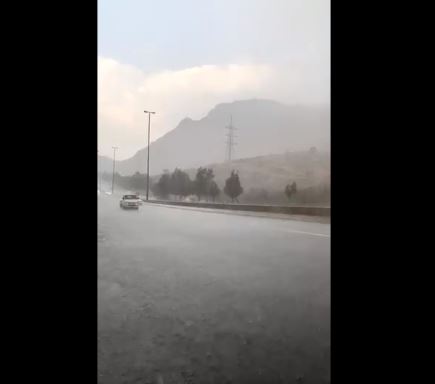 شاهد.. هطول أمطار غزيرة على طريق الشفا بالطائف