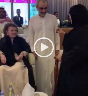 شاهد.. الأمير الوليد بن طلال وأمه منى الصلح في مناسبة اجتماعية