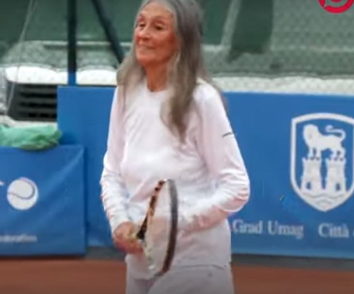 فيديو.. عمرها 85 عامًا وتنافس في بطولات التنس
