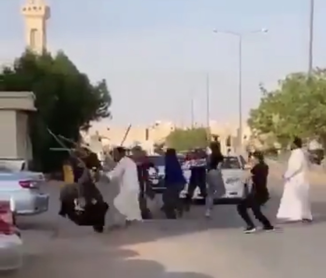 شرطة الرياض تقبض على 12 سوريًا تشاجروا بالعصي في حي النسيم