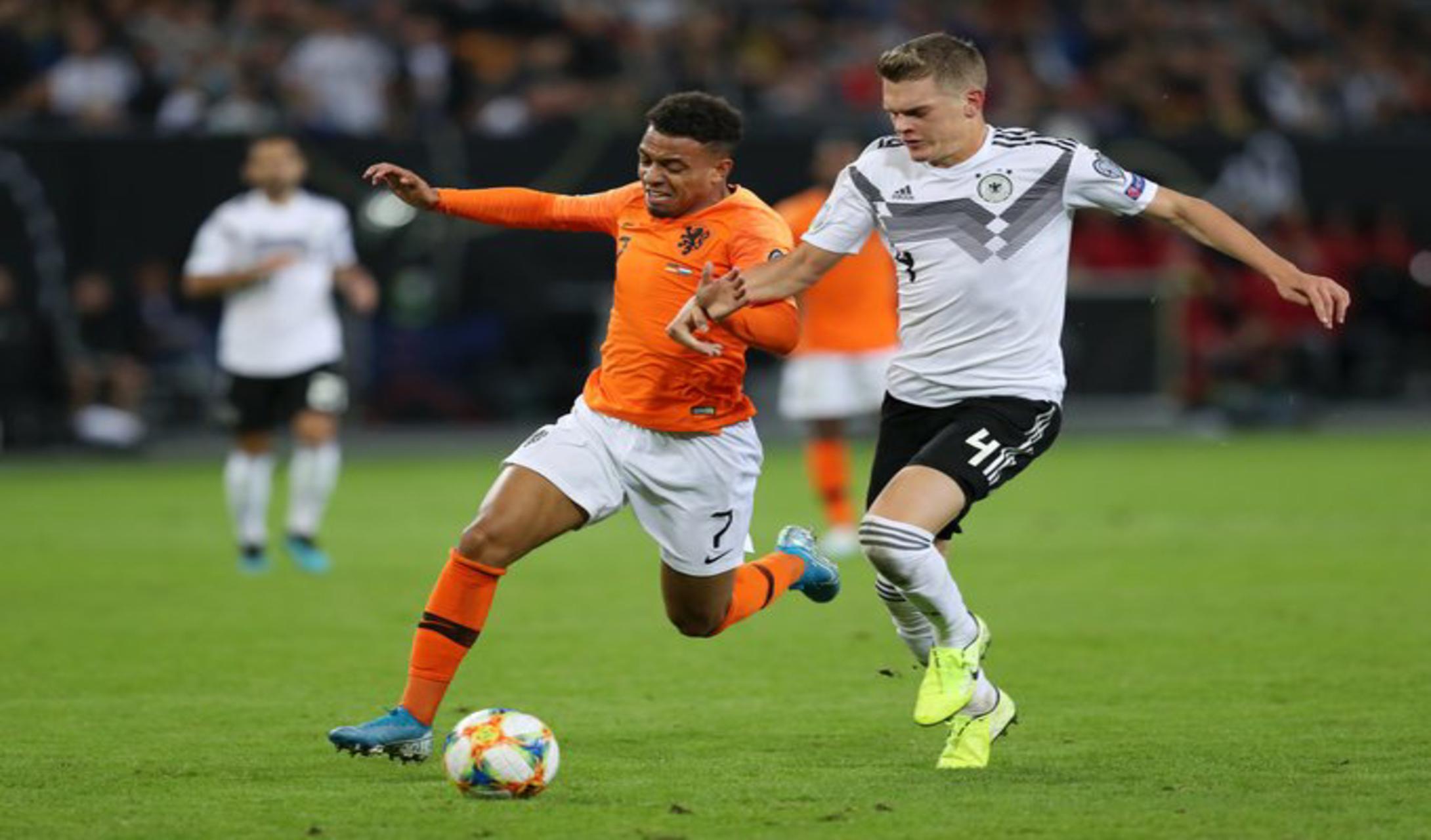 شبح الإقالة يُهدد لوف بعد مباراة هولندا وألمانيا