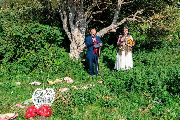 صور.. بريطانية تتزوج شجرة في حفل زفاف غريب