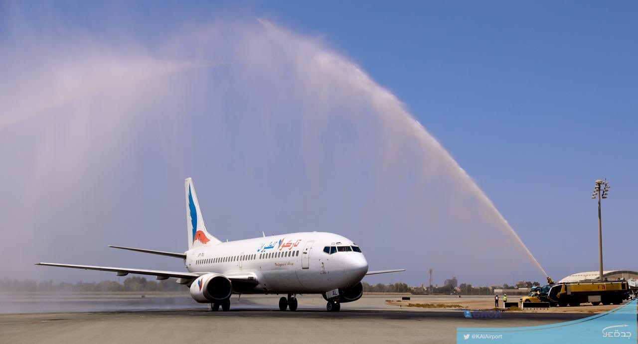 صور.. أولى رحلات شركة بلقيس اليمنية تحط في مطار الملك عبدالعزيز