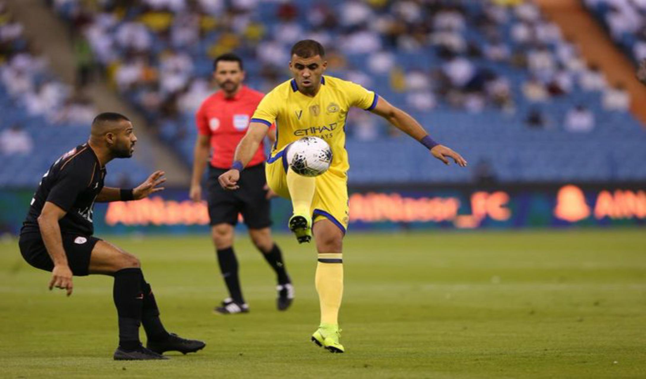 فيديو .. إعلامي يفتح النار على الشباب ويستعين بالنصر