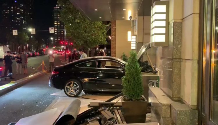 فيديو وصور.. سيارة تقتحم بهو فندق ترامب في نيويورك