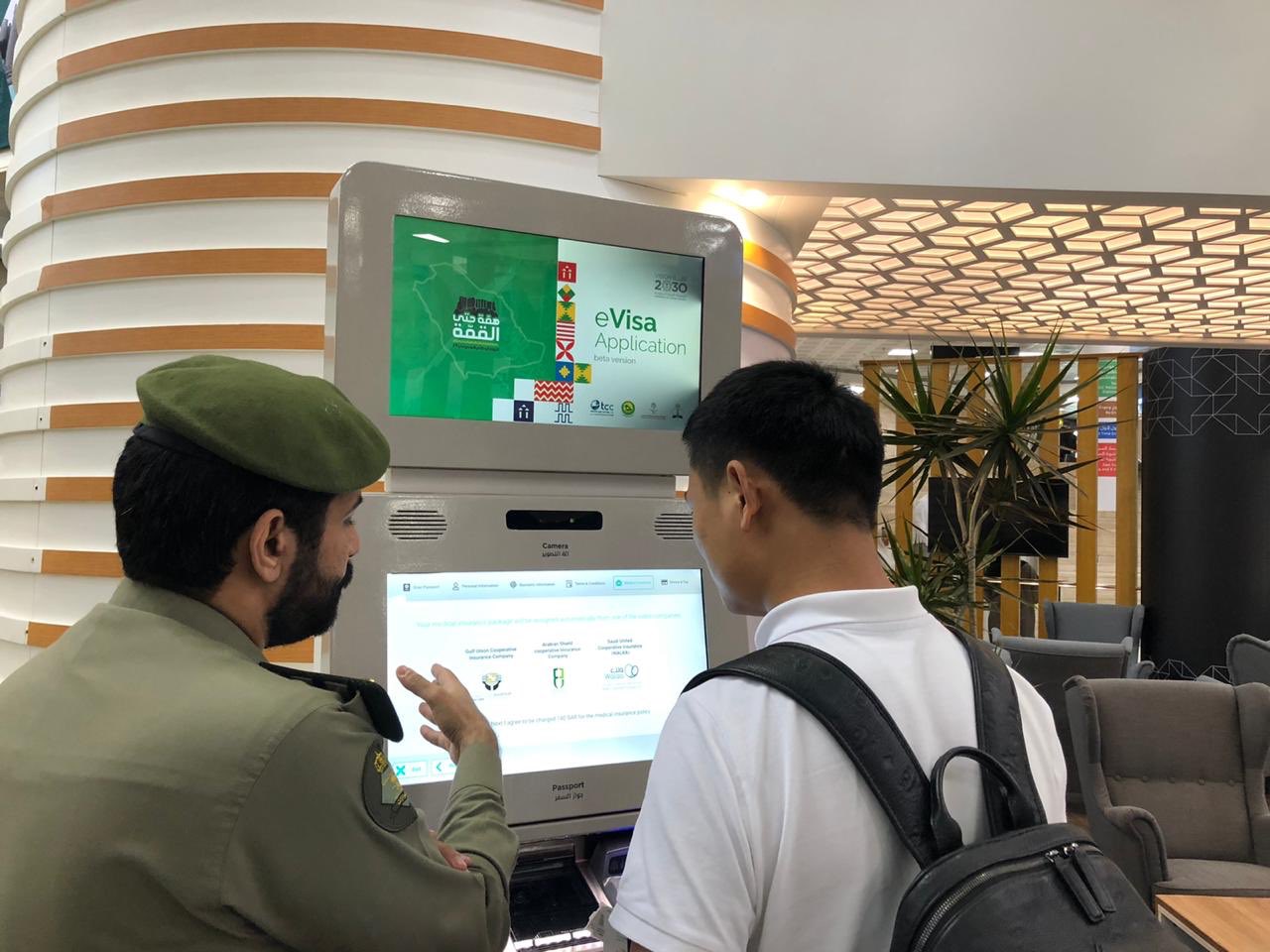 فيديو.. أول سائح صيني يصل الرياض بعد تفعيل التأشيرة السياحية