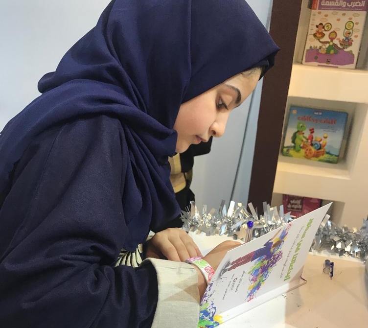 خديجة ذات الـ 12 ربيعًا توقع كتابها الأول وتسرد لـ”المواطن” قصتها