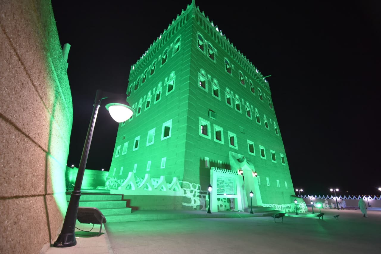 صور.. قصر العان الأثري في نجران يتوشح بالأخضر