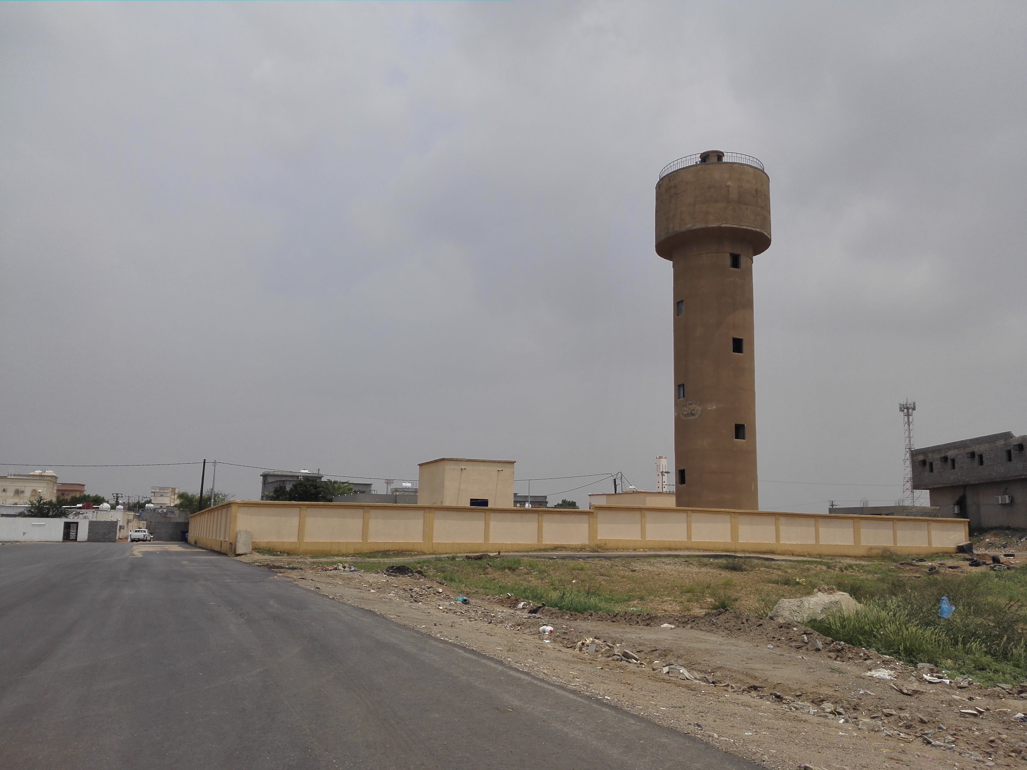 مياه مالحة وصدأ في الطرشية الجديدة بصامطة.. ومدير مياه جازان يلتزم الصمت