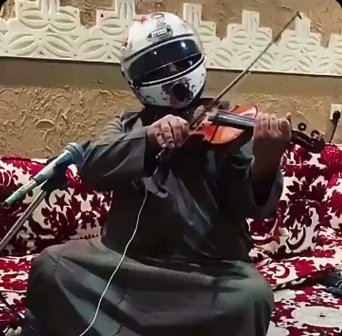 آل الشيخ ينشر فيديو لشخص متخفٍّ يعزف على الكمان ويطلب التواصل معه