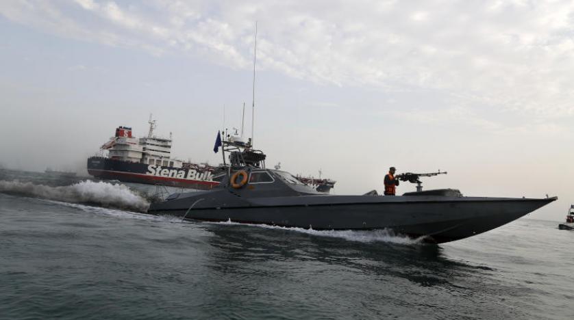 إيران تحتجز سفينة على متنها 12 فلبينياً بمضيق هرمز