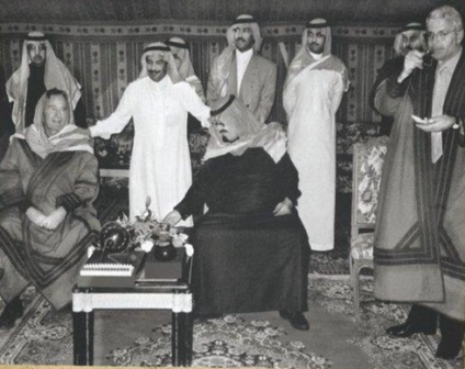 صورة تاريخية للملك عبدالله وجورج بوش الأب مرتدياً البشت والشماغ