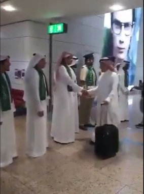 فيديو.. كيف استقبل مطار دبي رحلة الرياض احتفاءً باليوم الوطني للمملكة؟