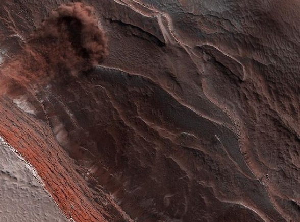 ناسا تلتقط صورة مثيرة لانهيار جليدي على سطح المريخ