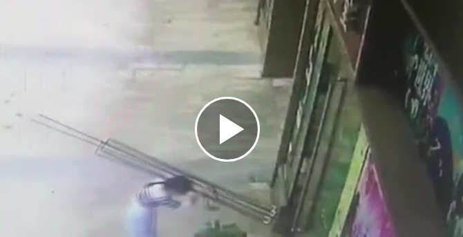 فيديو.. لحظة سقوط باب زجاجي على صاحبة المتجر