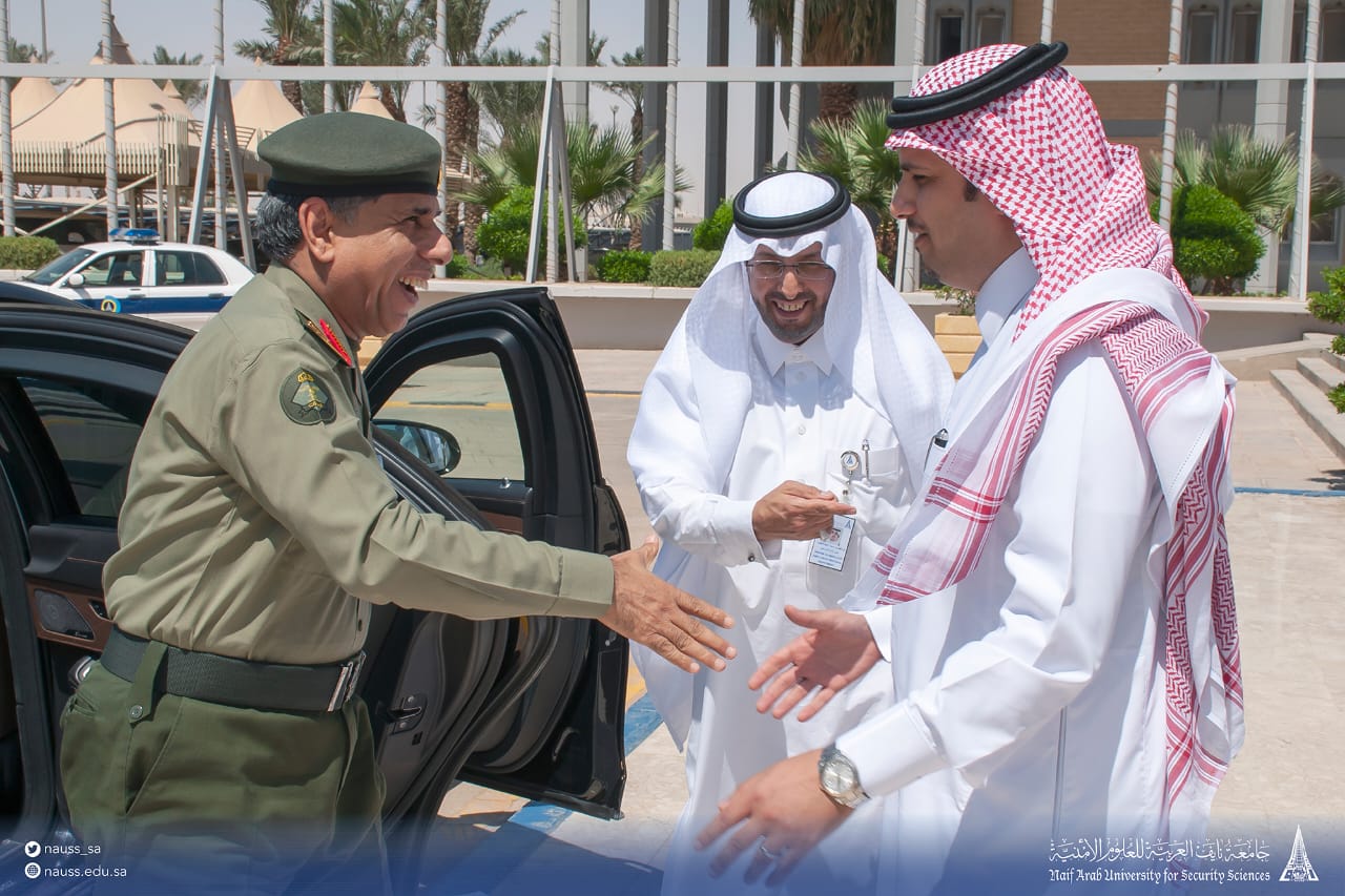 رئيس جامعة نايف العربية يستقبل مدير عام الجوازات اللواء اليحيى