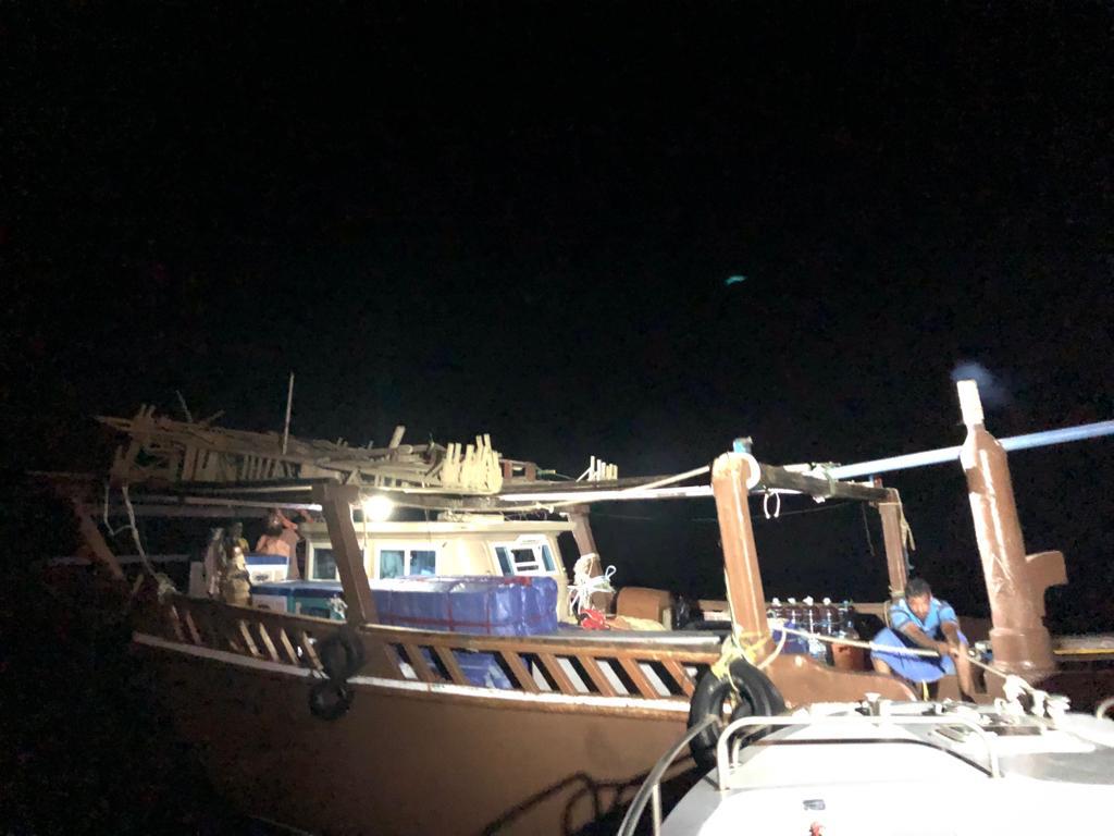 حرس الحدود بالشرقية يساعد قاربًا كويتيًا تعطل في عرض البحر