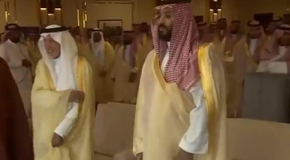 شاهد.. وصول الأمير محمد بن سلمان مقر الحفل الختامي لـ مهرجان ولي العهد للهجن