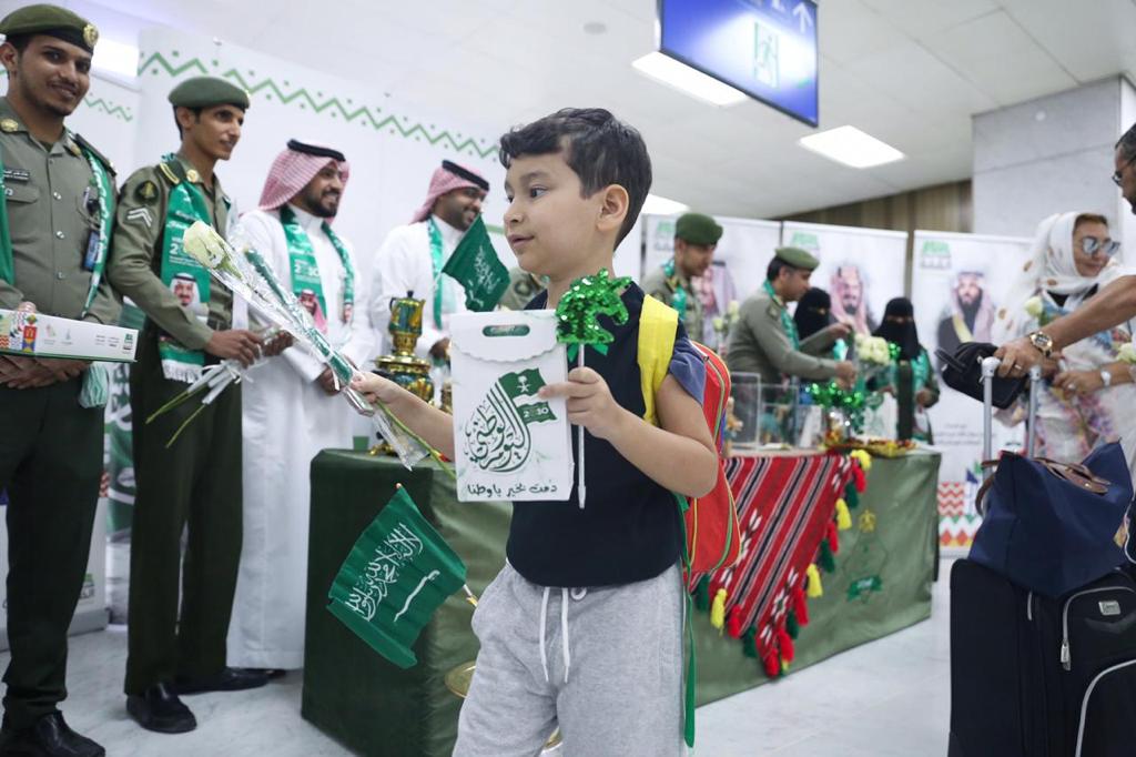 صور.. جوازات مطار الملك عبدالعزيز تستقبل المسافرين بالورود والهدايا