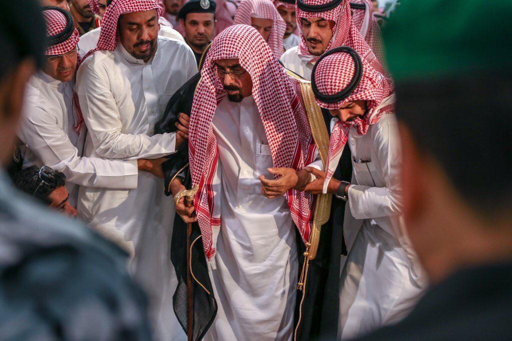 لقطات مؤثرة ودموع في وداع حارس الملك سلمان اللواء عبدالعزيز الفغم