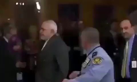 فيديو.. رجل أمن يمنع وزير خارجية إيران من التحرك في أمريكا