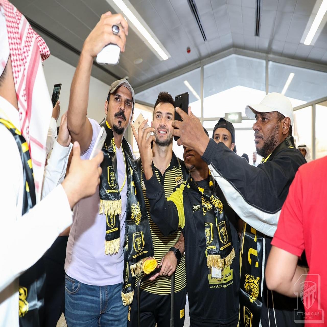 صور.. #الاتحاد يصل أبها وسط استقبال جماهيري