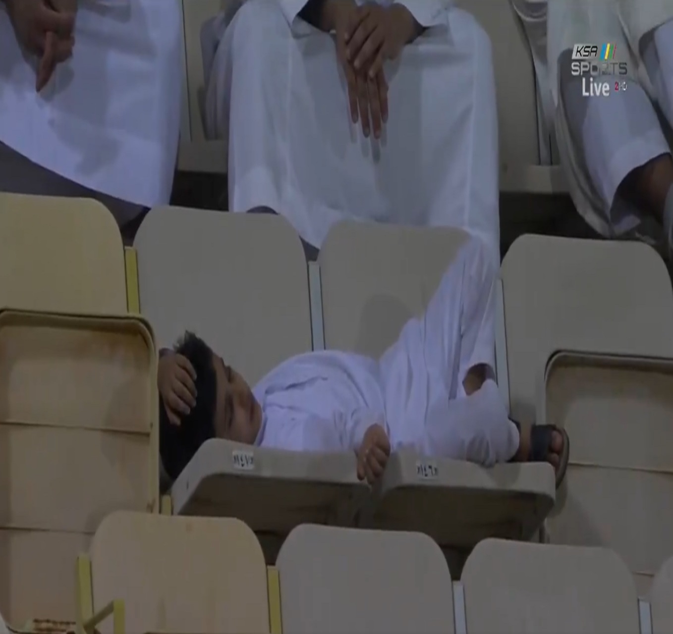 فيديو.. الطفل النائم يخطف الأنظار في مباراة #الفيصلي والفتح