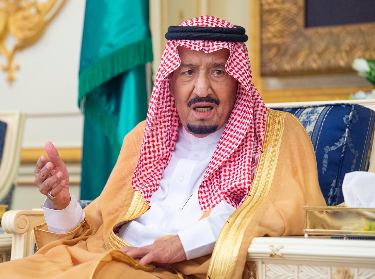 الملك سلمان يستقبل في قصر السلام أمراء وعلماء ومواطنين